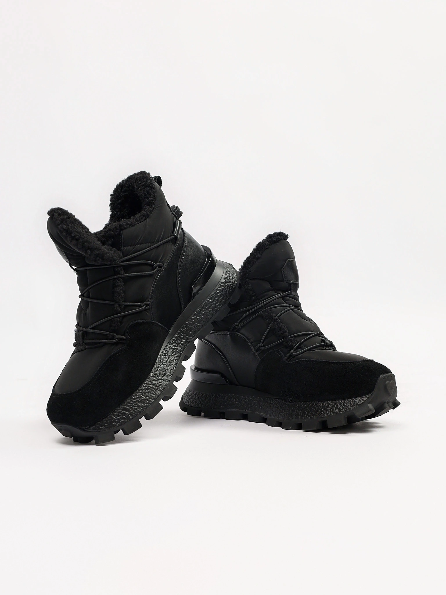 Кроссовки комбинированные черного цвета на рельефной подошве